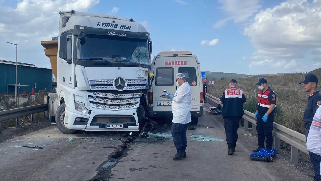 Katliam gibi kaza! TIR ile işçi servisi çarpıştı: 4 ölü 8